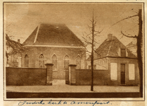 350511 Gezicht op de synagoge met toegangshek en rechter bijgebouw (ingang Kortegracht) te Amersfoort uit het noordoosten.